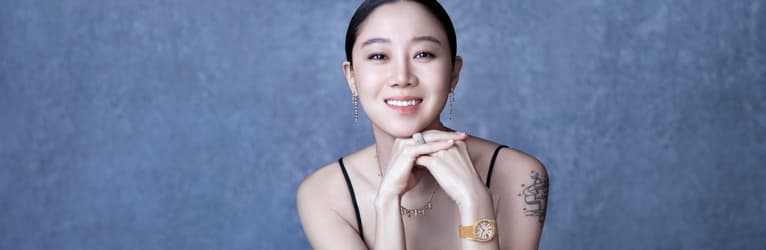 孔曉振佩戴相襯的玫瑰金鑽石耳環和玫瑰金鑽石項鏈