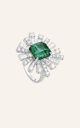 鑲嵌祖母綠的高級珠寶戒指
