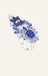 鑲嵌藍寶石的高級珠寶戒指