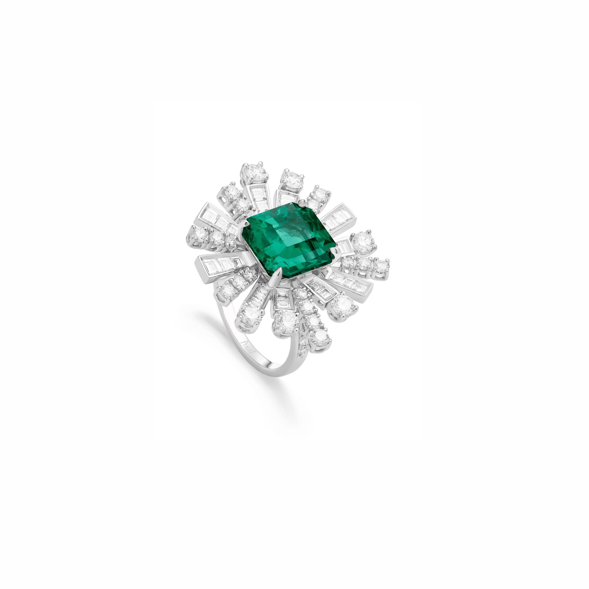 鑲嵌祖母綠的高級珠寶戒指