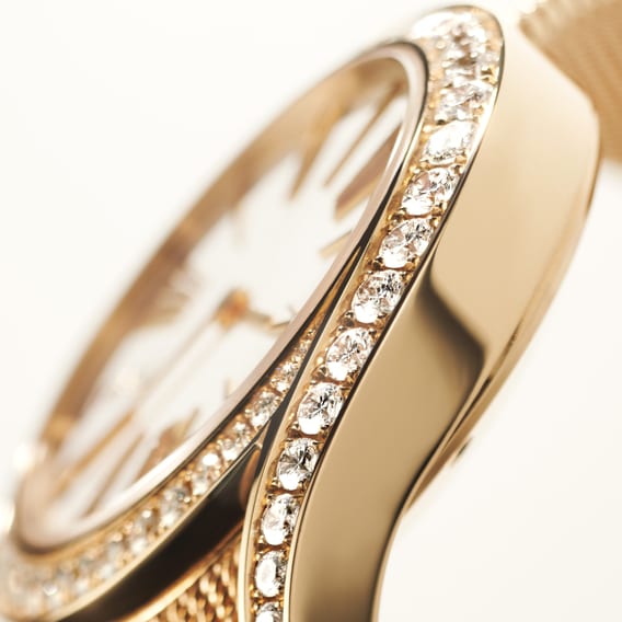 gros plan sur une montre Limelight Gala en or et diamants