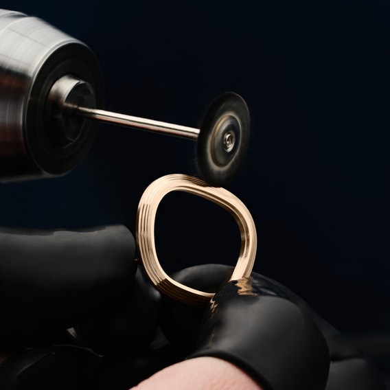 Lunette cannelée des montres Piaget Sixtie en or à boîtier trapézoïdal »