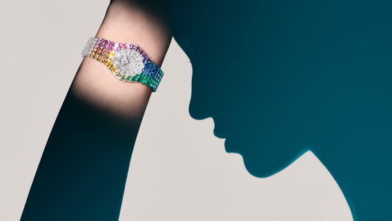 Aura watch in gold with precious stones and fine stones