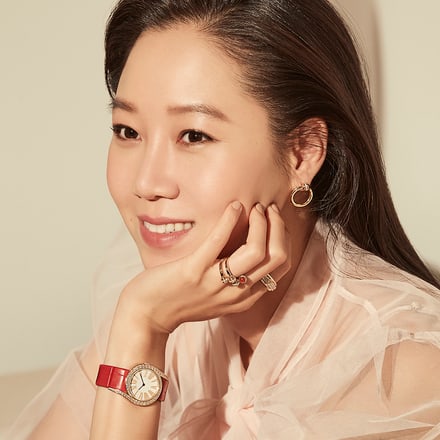 피아제 럭셔리 여성 워치와 파인 주얼리를 착용한 공효진