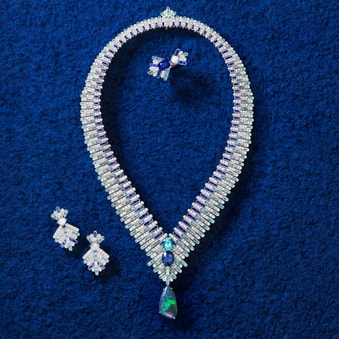 High Jewelry necklace from the Colours of Extraleganza collection