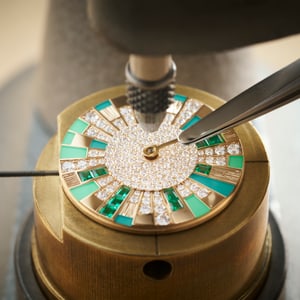 Fabrication d’une montre Piaget Limelight Gala, détail du sertissage des diamants et émeraudes du cadran