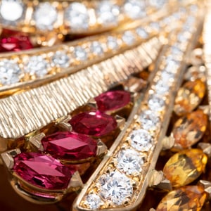 Montre haute joaillerie en or avec différentes pierres précieuses