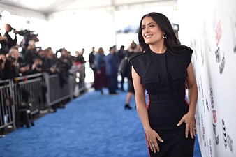 莎瑪‧希恩(Salma Hayek)佩戴伯爵高級珠寶耳環和指環出席美國獨立精神電影獎頒獎典禮
