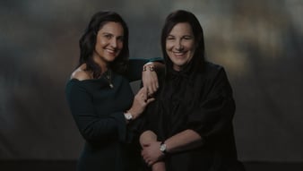 Arianne Phillips和Carineh Martin佩戴高級珠寶和金質鑽石腕錶