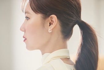 Kong Hyo-Jin wearing piaget rose gold diamond earrings