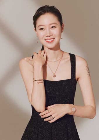 핑크 골드 뱅글 브레이슬릿과 다이아몬드 펜던트를 착용한 공효진