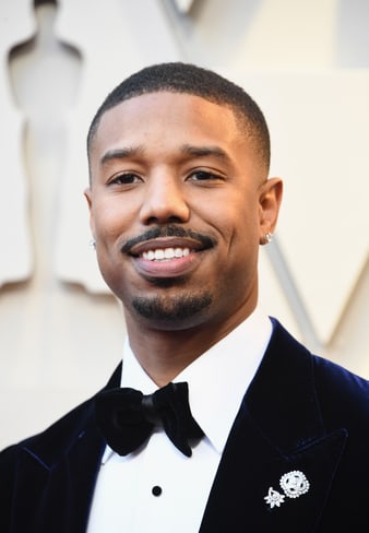 Michael B. Jordan arborant des broches en diamants Piaget aux Oscars 2019