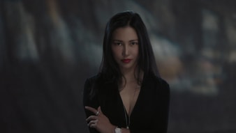 陳漫佩戴白金鑽石項鏈和鑽石腕錶,散發迷人魅力