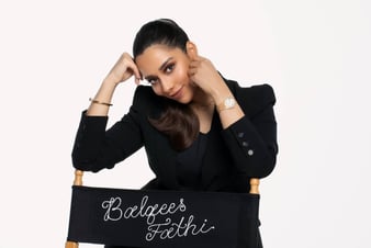 Balqees Fathi佩戴閃亮的玫瑰金鑽石項鏈和高級腕錶