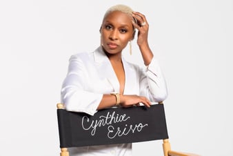 Cynthia Erivo佩戴閃亮的玫瑰金鑽石耳環和金質鑽石腕錶