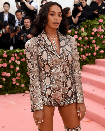 Solange Knowles mit zwei Piaget Possession Diamantringen