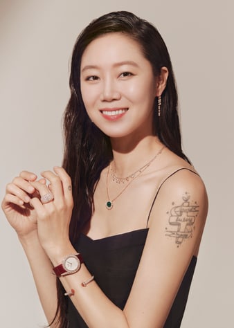 홀리데이 시즌을 맞아 핑크 골드 다이아몬드 펜던트를 착용한 공효진