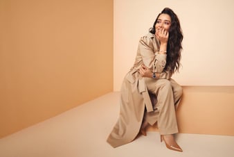 Balqees Fathi佩戴金質經典手鐲和Limelight Gala鑽石腕錶