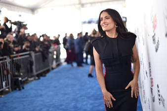 莎瑪‧希恩(Salma Hayek)佩戴伯爵高級珠寶耳環和指環出席美國獨立精神電影獎頒獎典禮