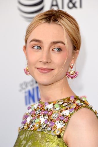 瑟夏‧羅南(Saoirse Ronan)佩戴伯爵高級珠寶耳環出席美國獨立精神電影獎頒獎典禮