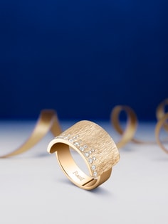 Piaget Glow Ring aus Roségold mit einem breiten, strukturierten und gebürsteten Band, das auf seiner Oberfläche mit funkelnden Diamanten besetzt ist.