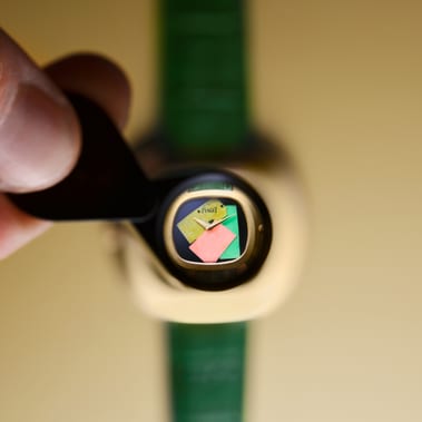 automatic watch with onyx dial in yellow gold