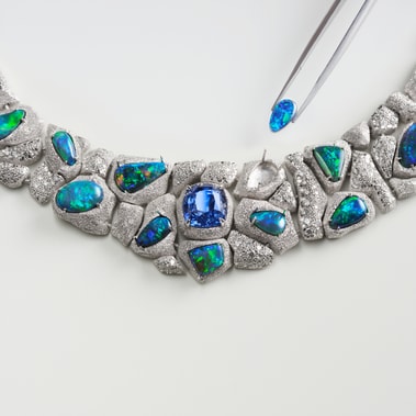 Assembling precious stones on a Piaget high jewellery necklace