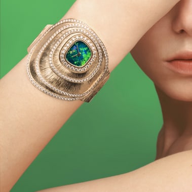 Manschettenuhren aus Gold mit Edelsteinen und Halbedelsteinen